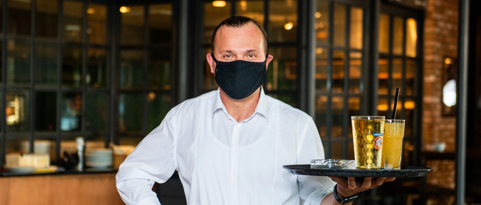 Servicemitarbeiter serviert Bier auf einem Tablett im Frankfurter Wirtshaus
