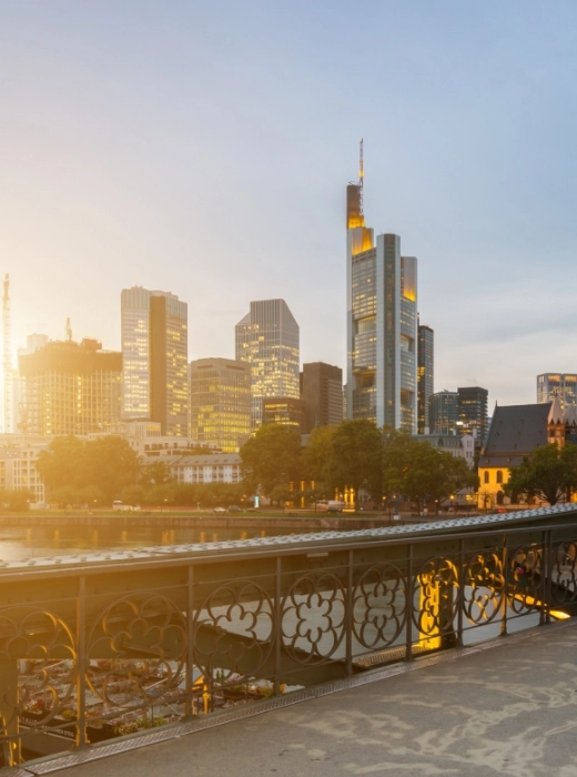 Frankfurter Skyline im Morgenlicht vom Eisernen Steg aus gesehen