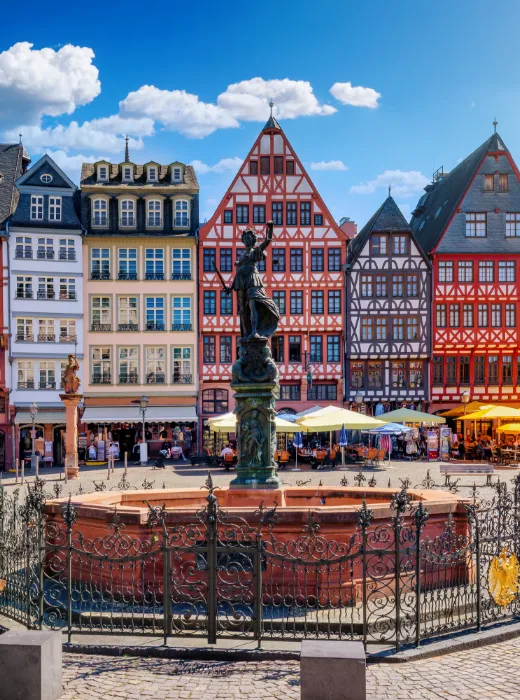 Römerberg mit Fachwerkhäusern in der Frankfurter Altstadt