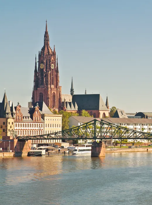 Frankfurter Kaiserdom und Main mit Eisernem Steg